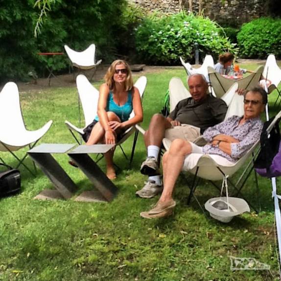 Esperando a comida chegar nos jardins do restaurante Lentas Maravilhas, em Colonia del Sacramento, no sul do Uruguai